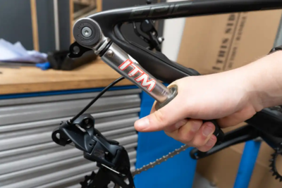 UDH 通用尾勾的誕生與它如何成為行業(yè)標準